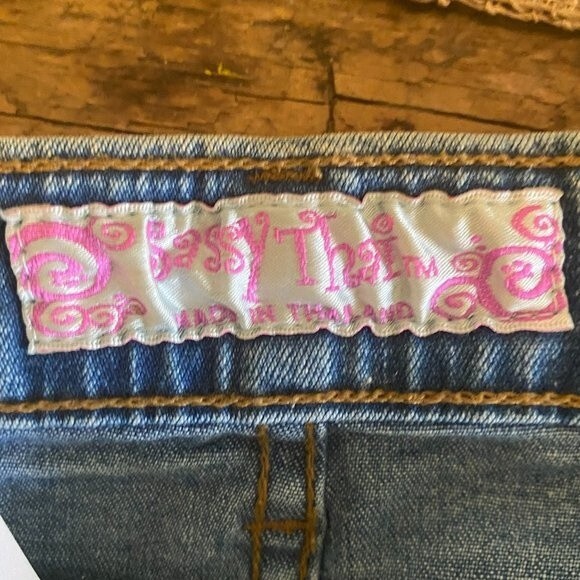 Sassy Thai NWT Embordered Lace Sequin Beaded Denim Womens Jean Capri Size 10 - Picture 9 of 11